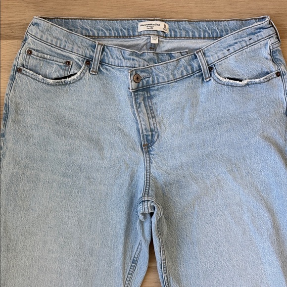 A&F - Curve Love The Baggy Low Rise Jeans - Picture 7 of 16